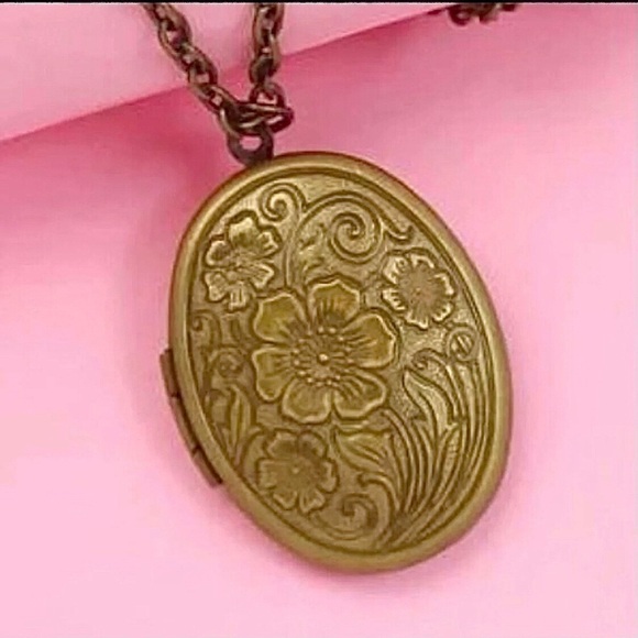 Jewelry - 𝅺antiqued bronze flower leaf‎ Photo Locket.